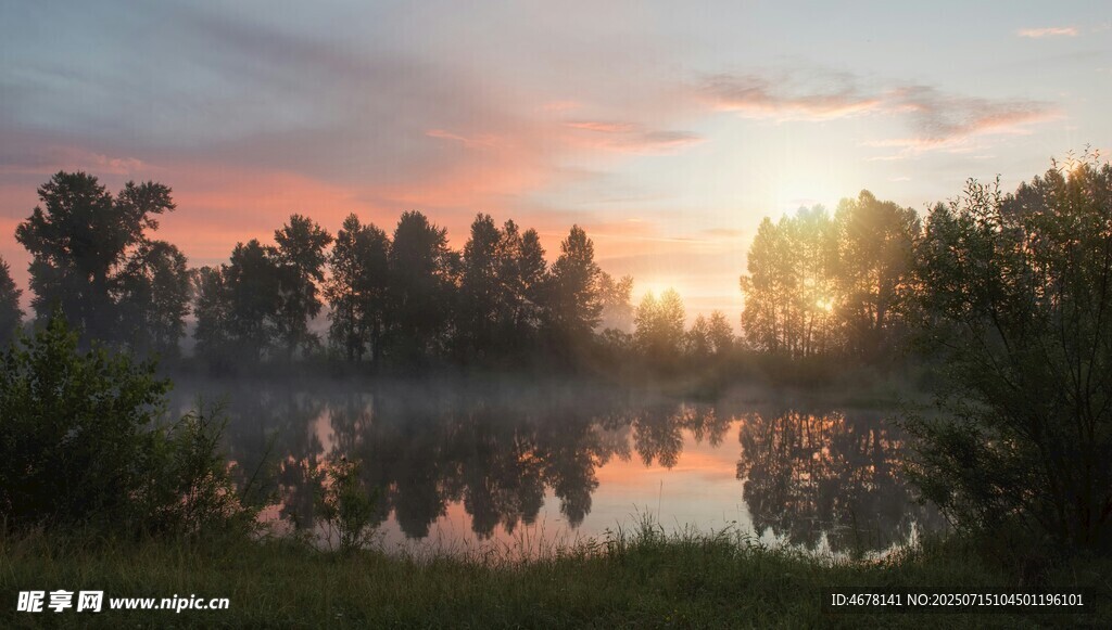 湖畔晨曦美景