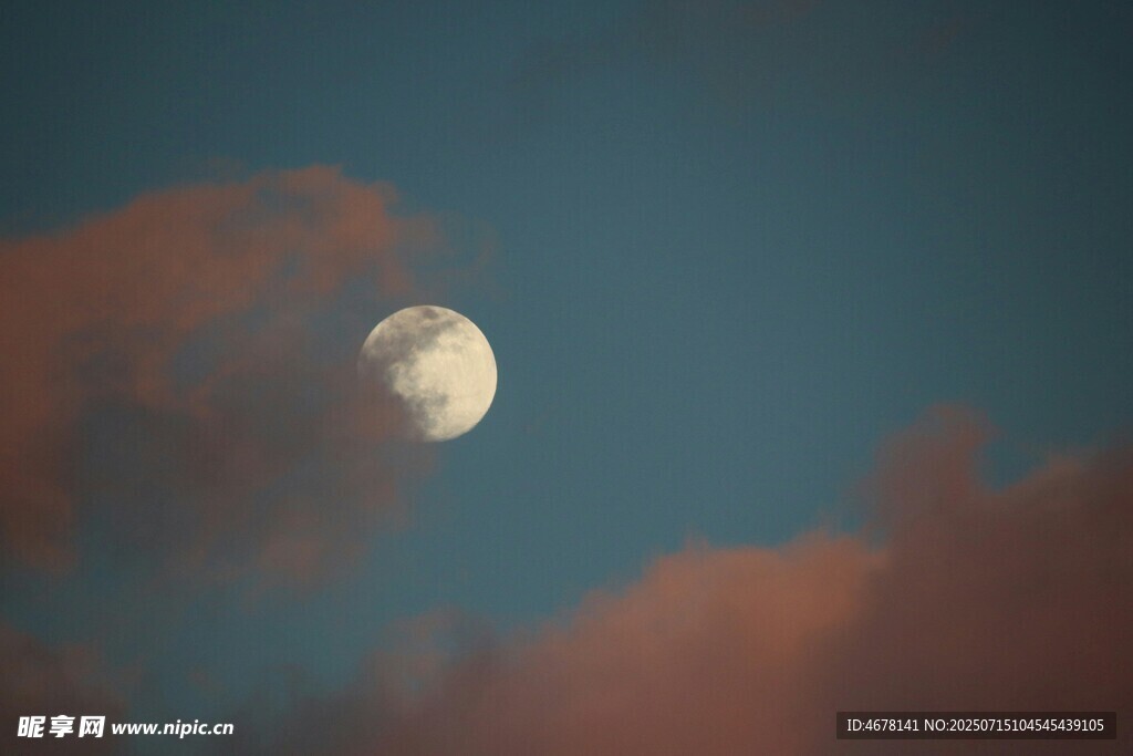 夜空下的明月与云彩