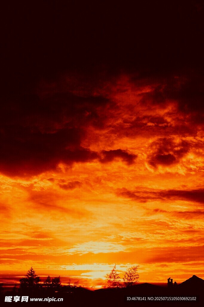壮丽夕阳下的绚烂天空
