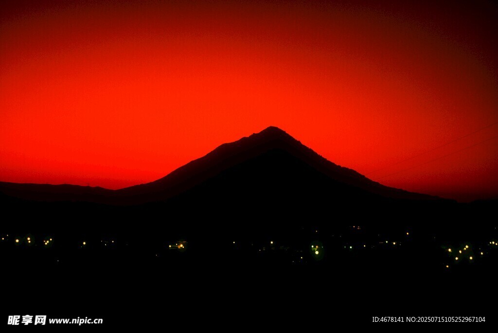 夕阳下的山峰剪影