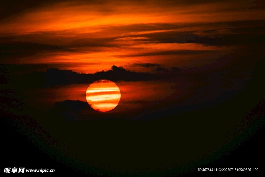 夕阳西下的壮丽景象