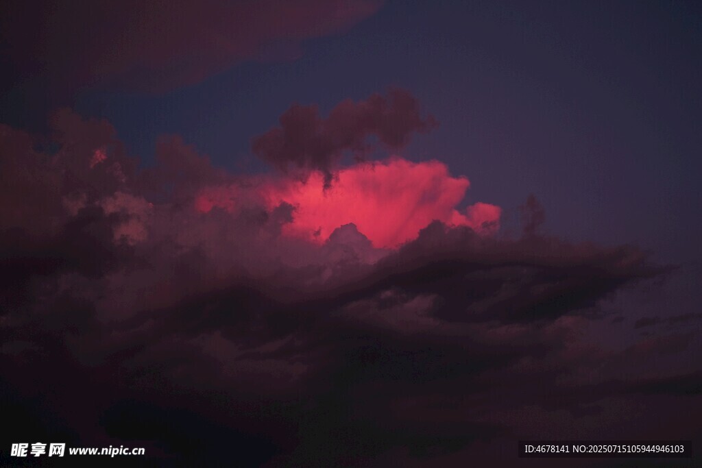 梦幻粉紫天空中的绚烂云彩