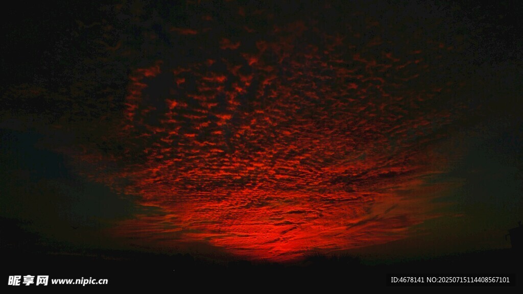 夜空下的绚烂红色云景
