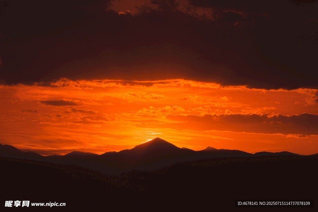 壮丽夕阳下的山峦剪影