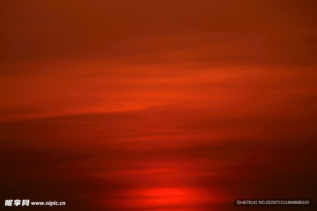 夕阳西下的绚烂水面
