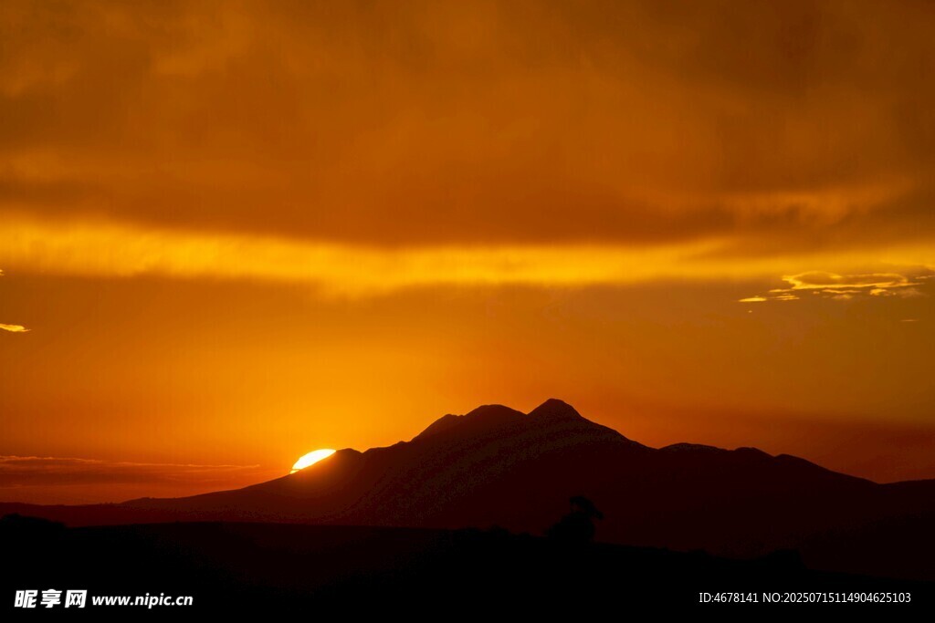 夕阳下的山峦美景