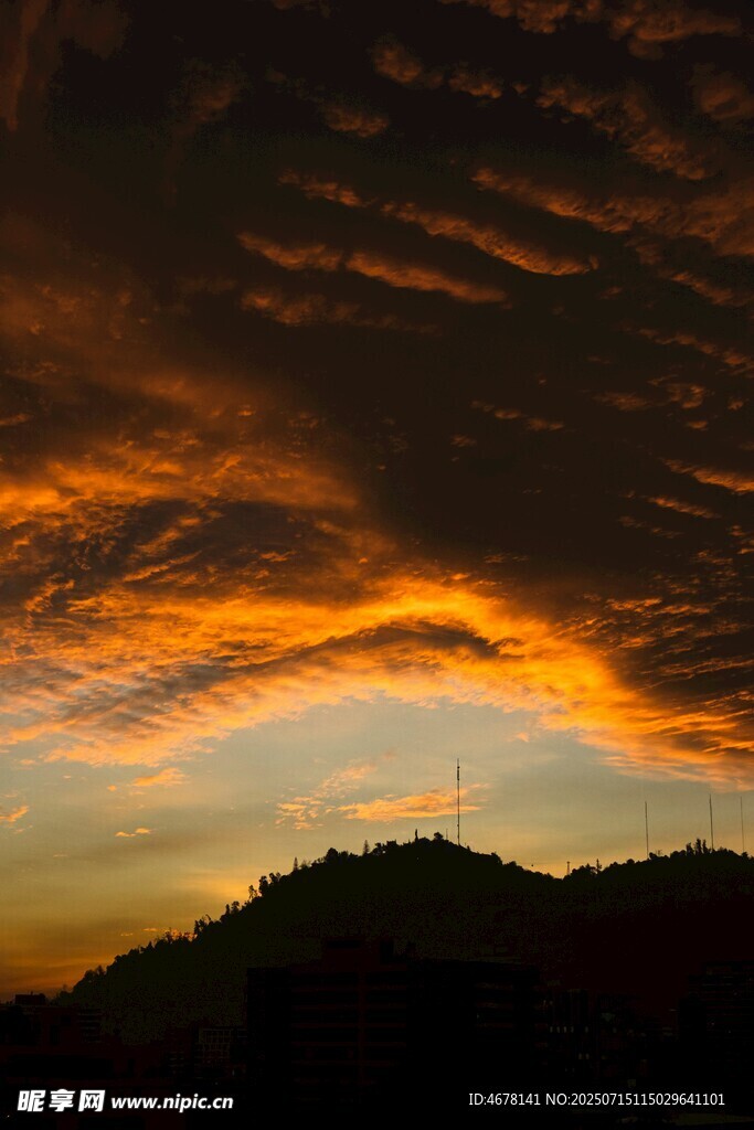 夕阳下的山峦与绚丽云彩