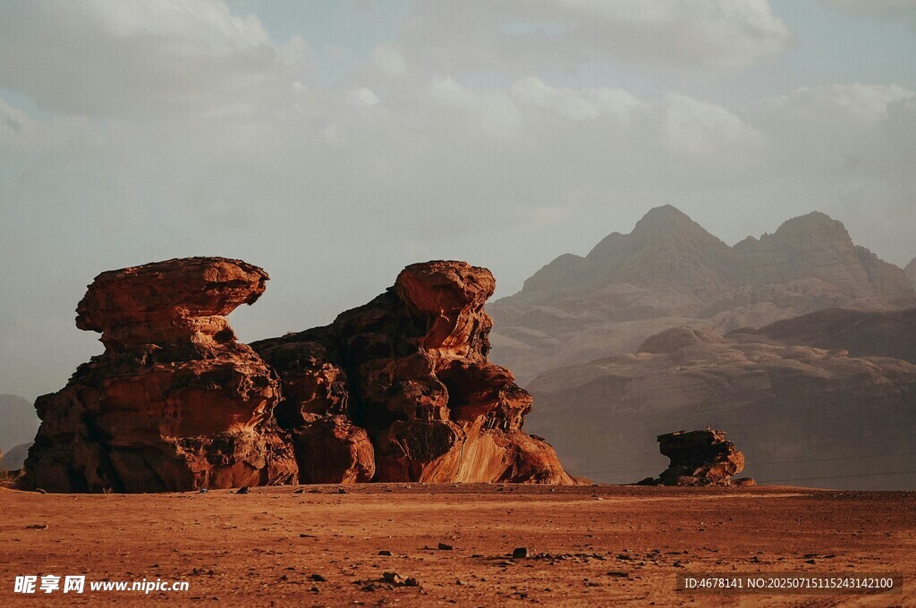 沙漠中的奇特岩石景观