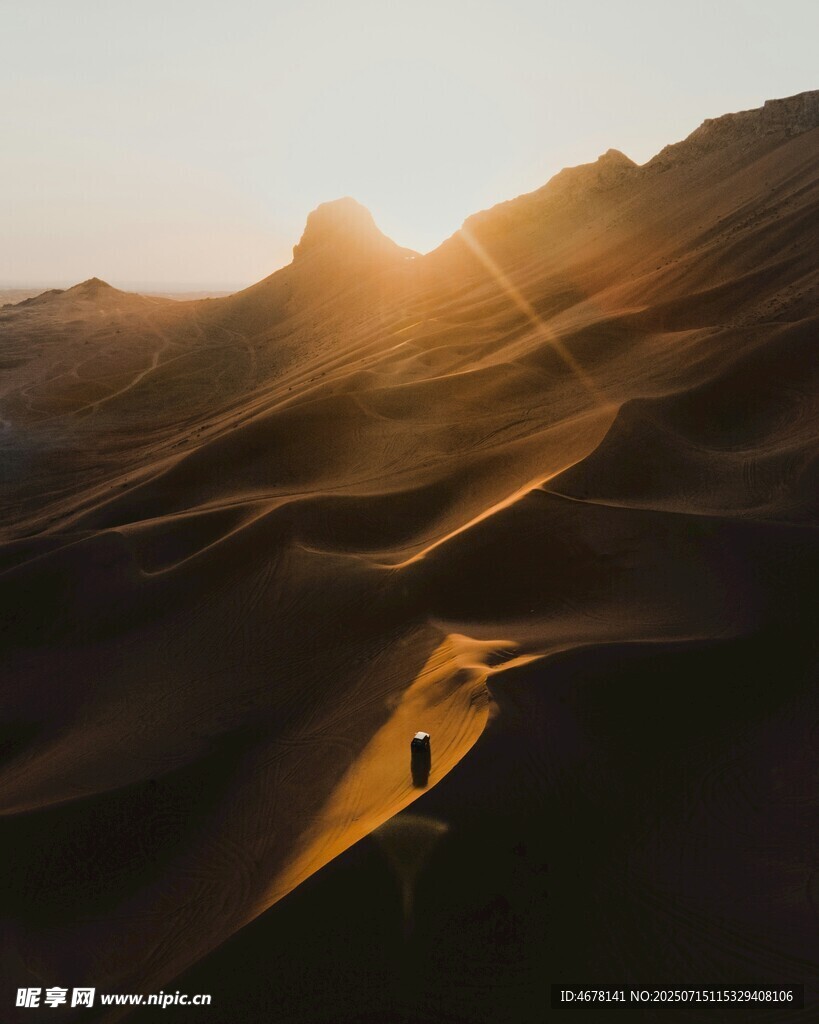 沙漠夕阳下的孤独行者