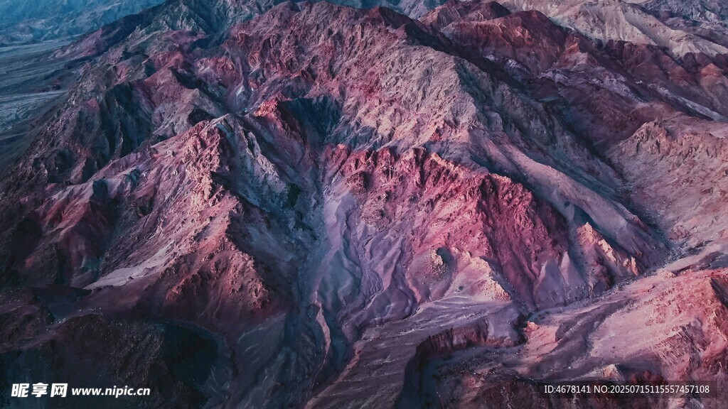 壮丽红色山峦景观