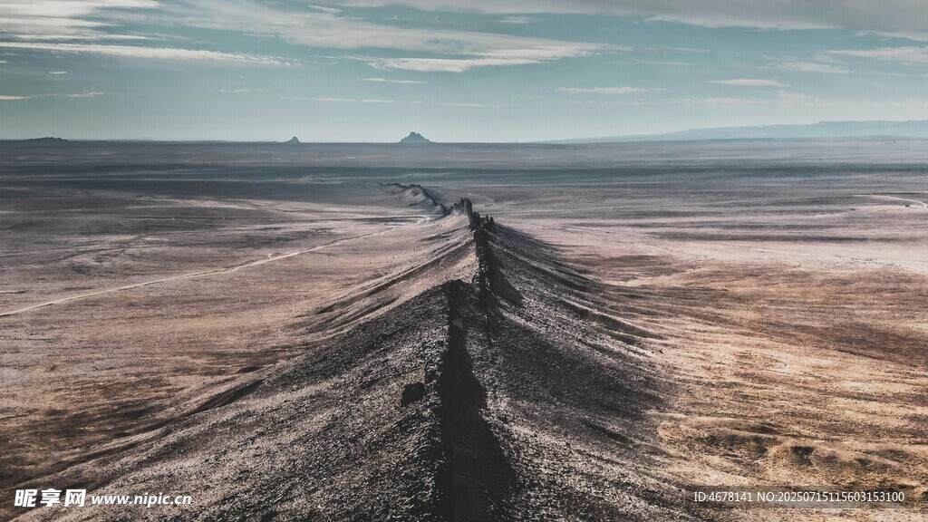 广袤大地间的孤独道路