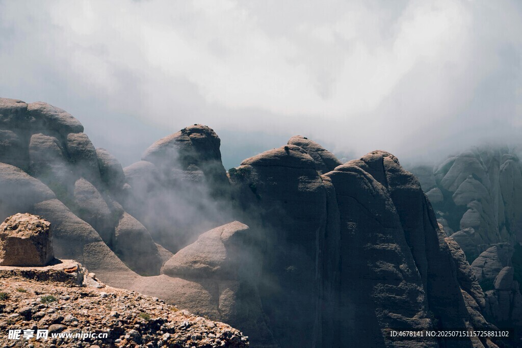 云雾缭绕的壮丽山峰