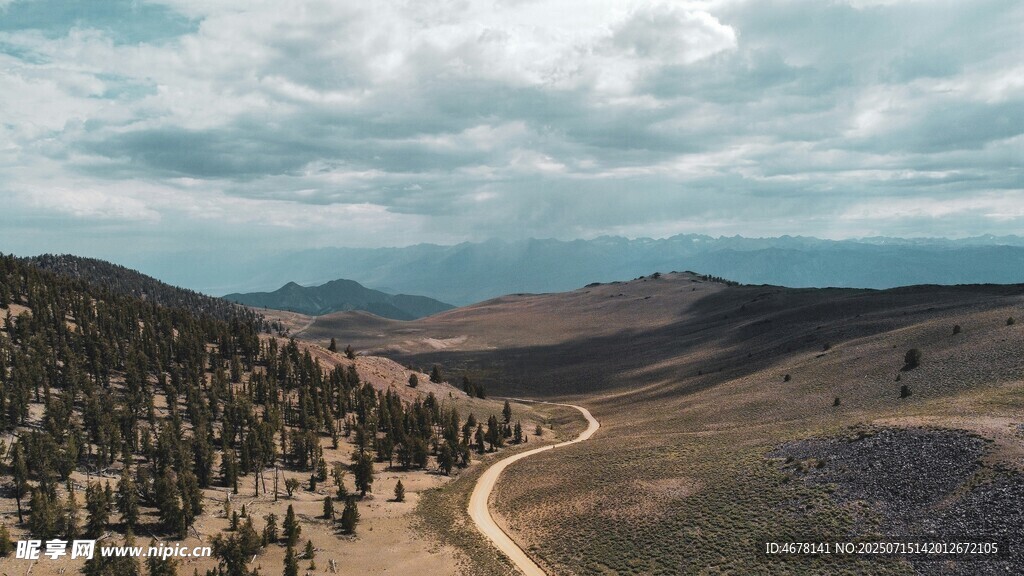 山间蜿蜒小路的壮美风景