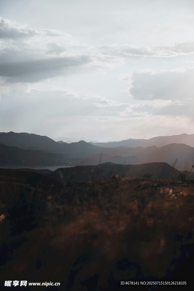 黄昏下的山峦景色