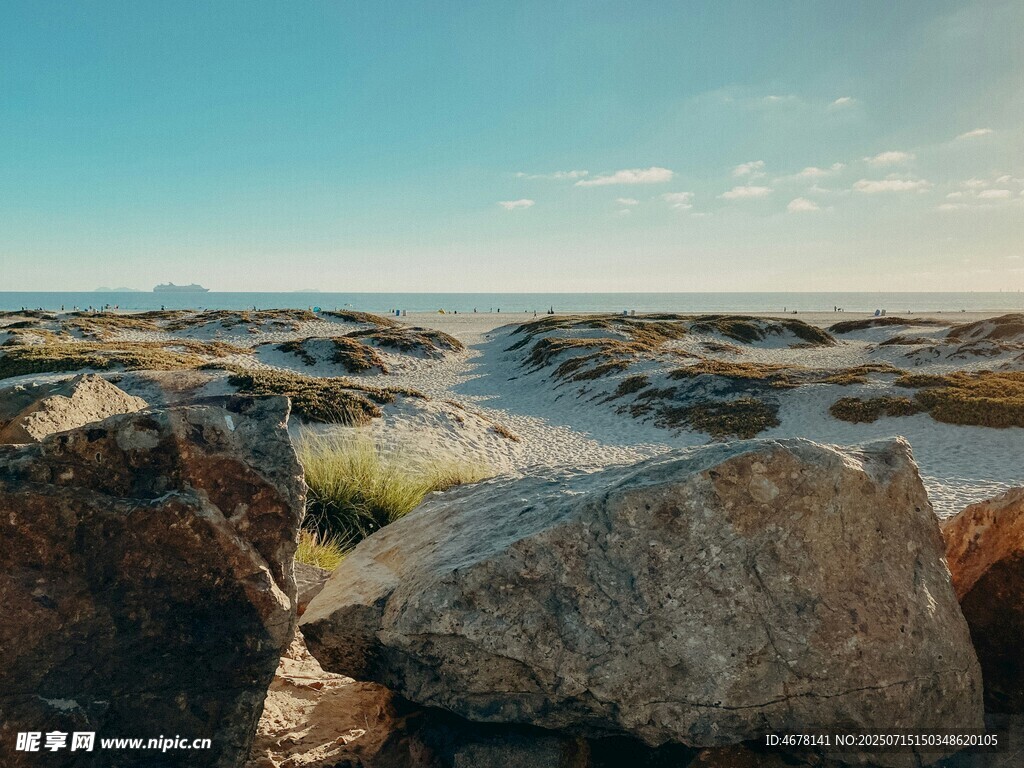 海边嶙峋岩石与开阔景致