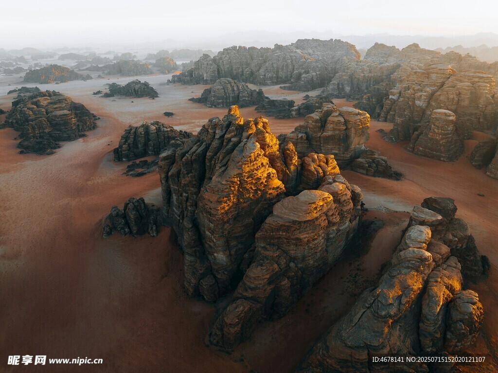 海边嶙峋礁石的壮丽景观
