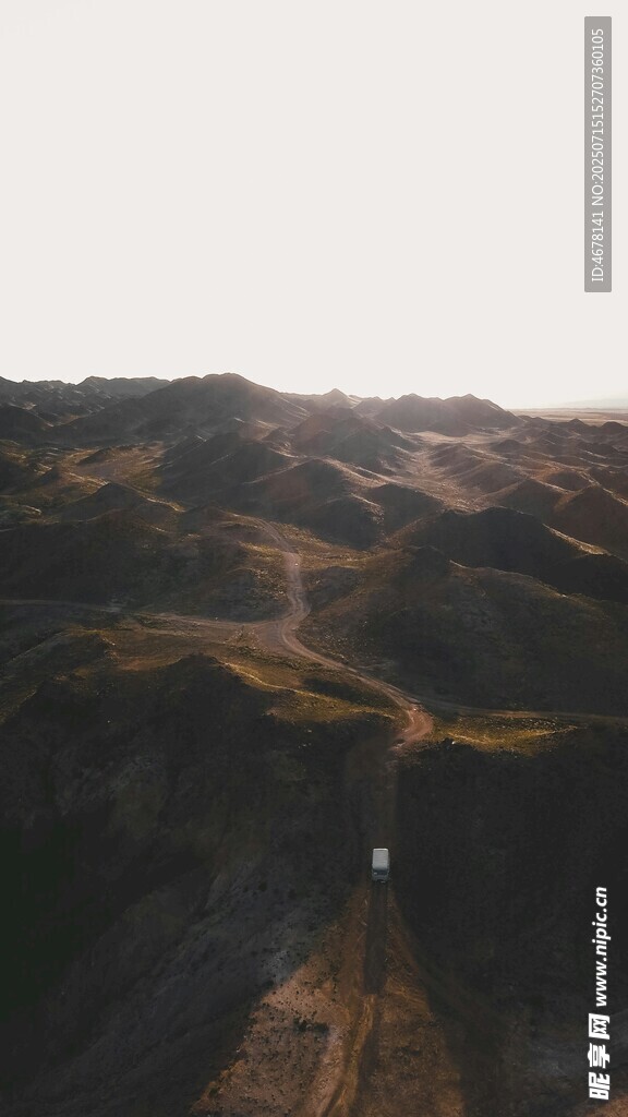 俯瞰山间蜿蜒道路