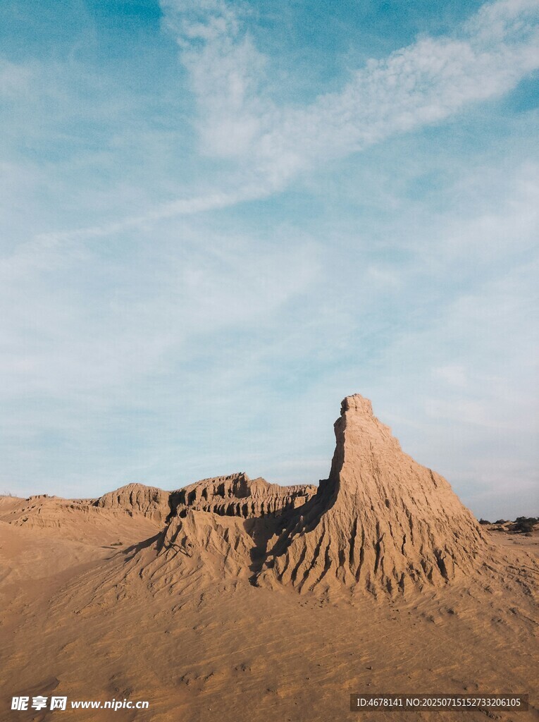 沙漠中的古老土堆遗迹
