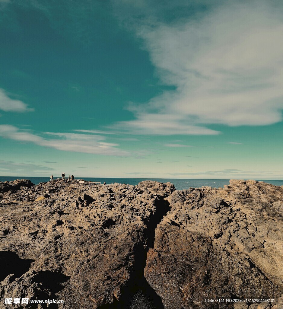海边嶙峋岩石与蓝天美景