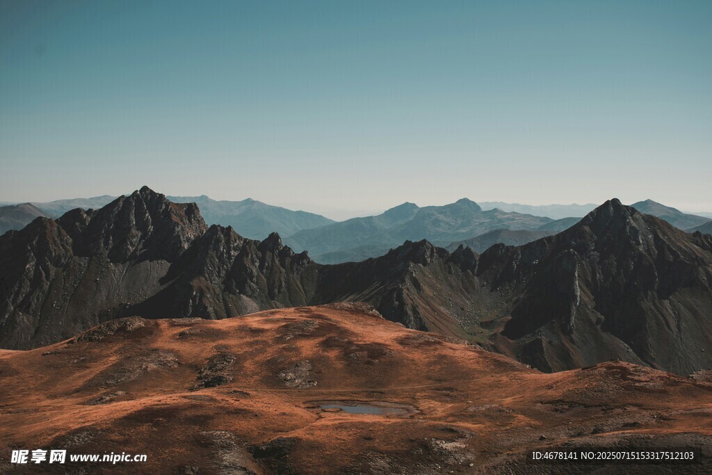 壮丽山景大地的雄浑色彩