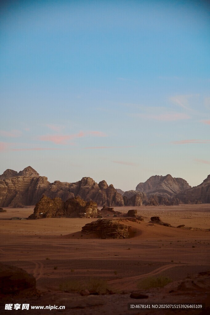 沙漠中的壮丽山峦景观