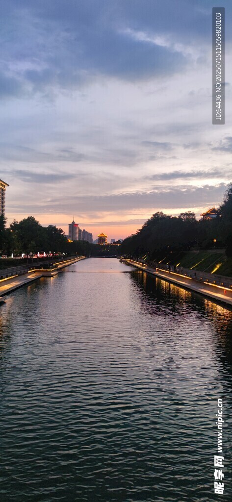 西安护城河畔黄昏美景