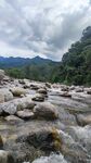 山间湍急溪流与嶙峋石块