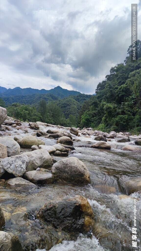 山间湍急溪流与嶙峋石块