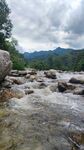 山间溪流与嶙峋怪石