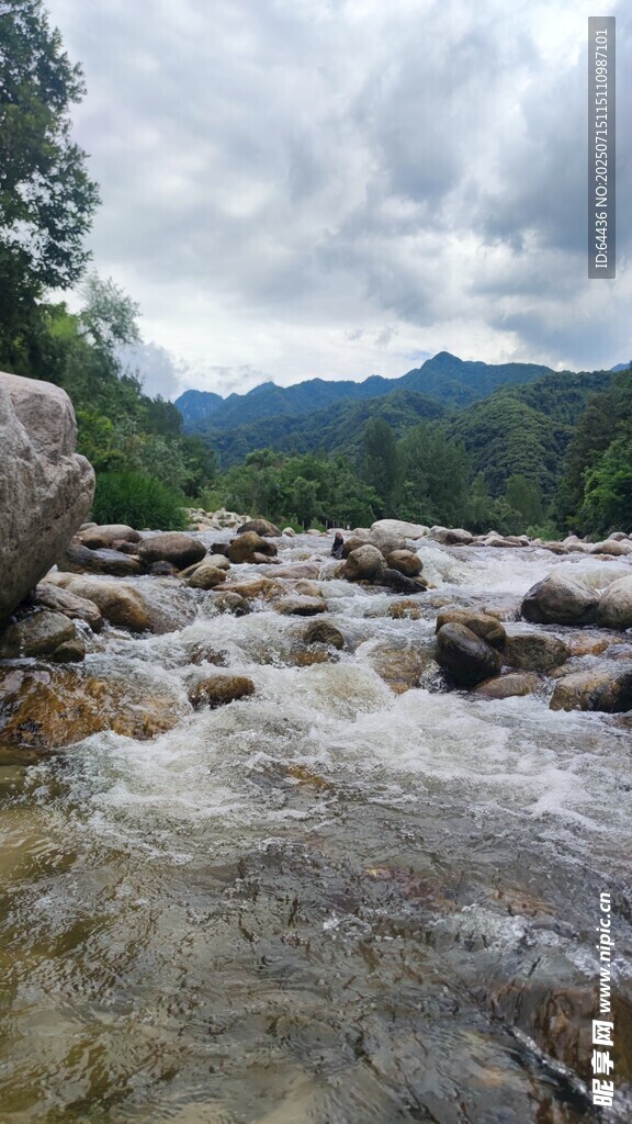 山间溪流与嶙峋怪石