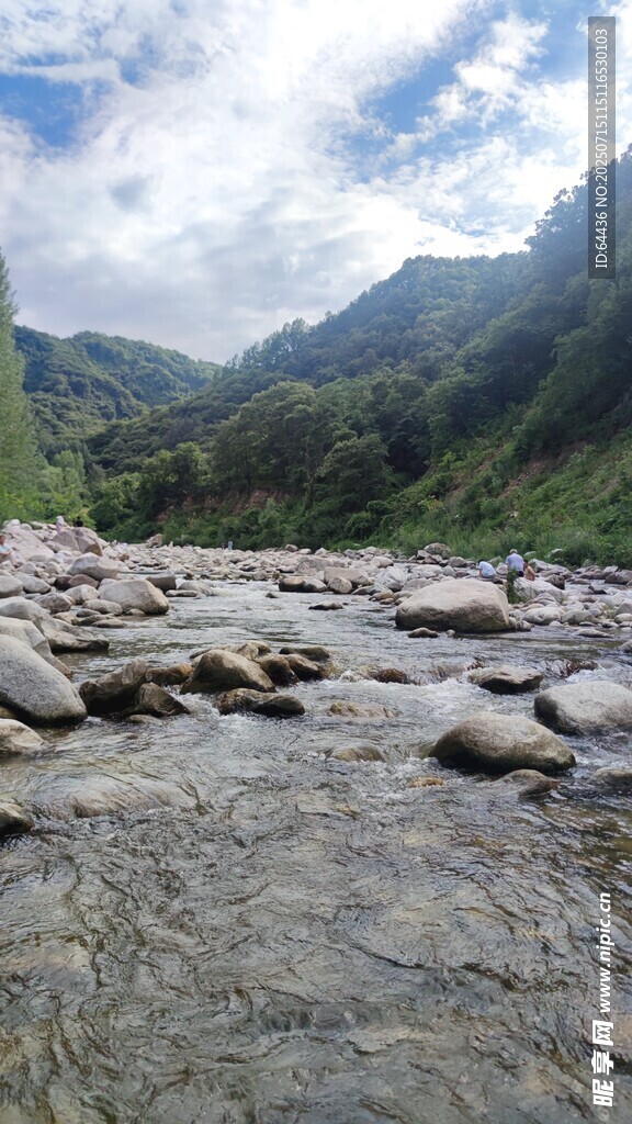 山间溪流 布满嶙峋石块