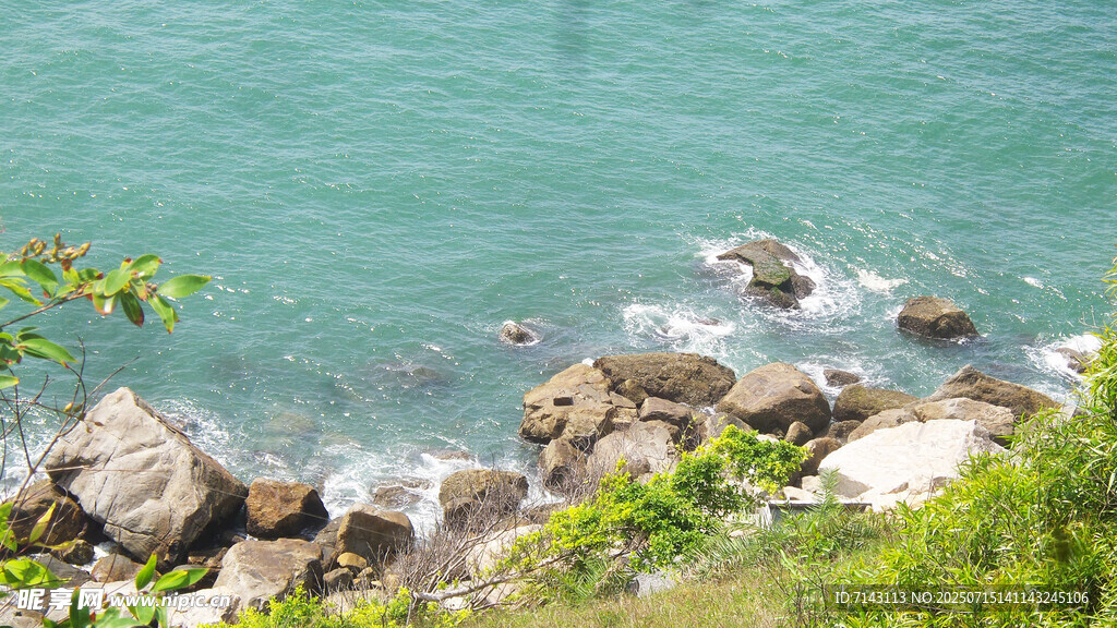 海边礁石旁的碧波美景