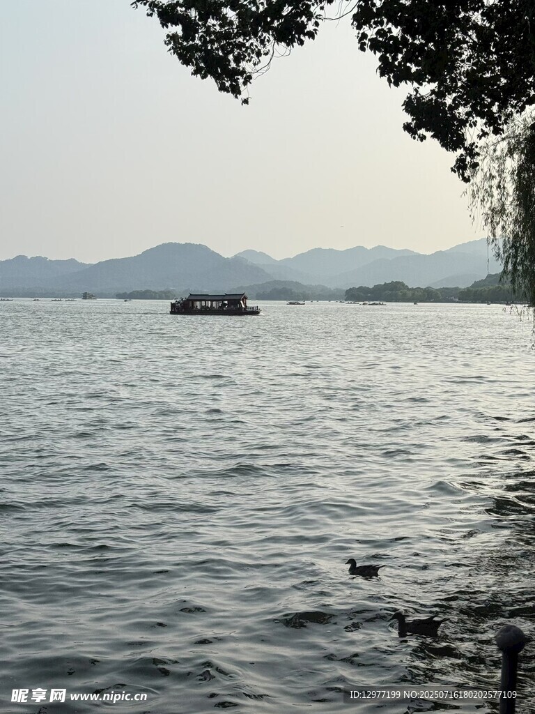 湖畔小船 西湖