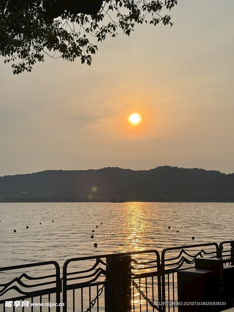 湖畔夕阳美景