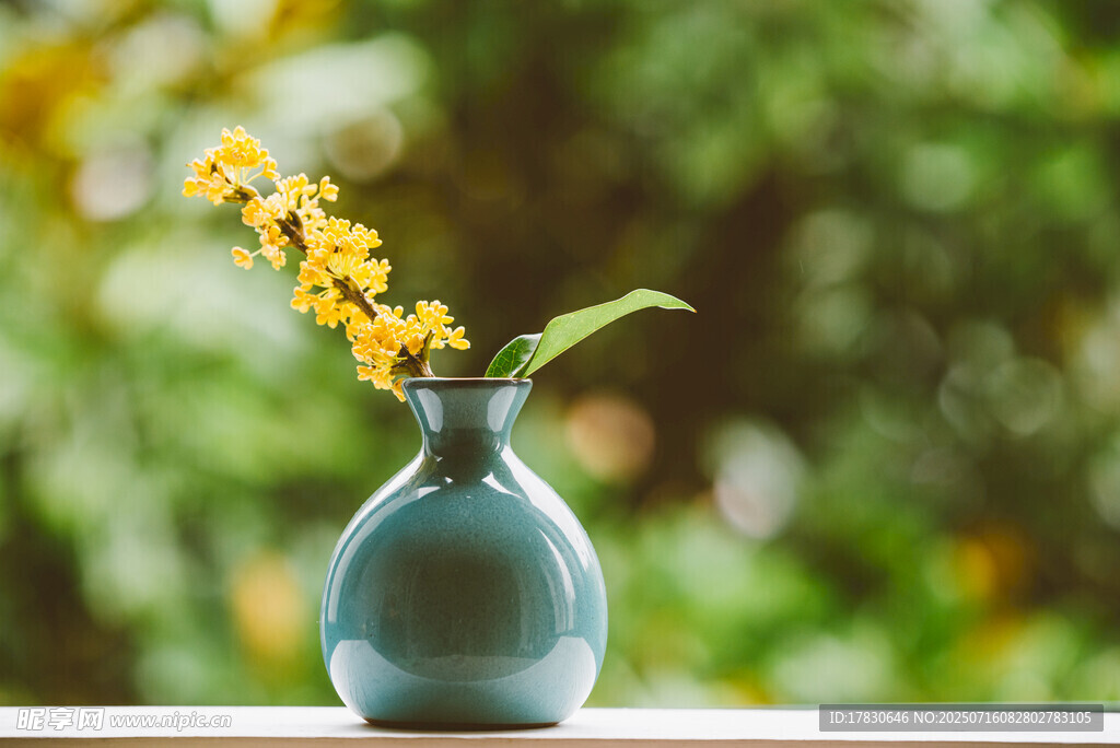 青花瓶中绽放黄色小花