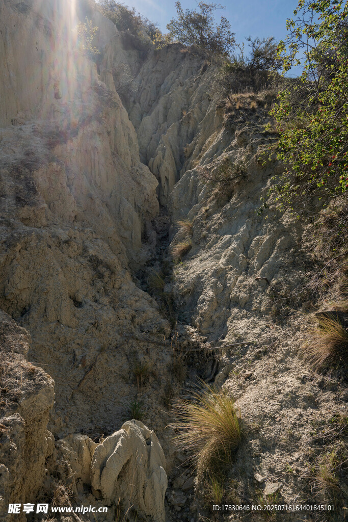 阳光照耀下的山间岩石地貌