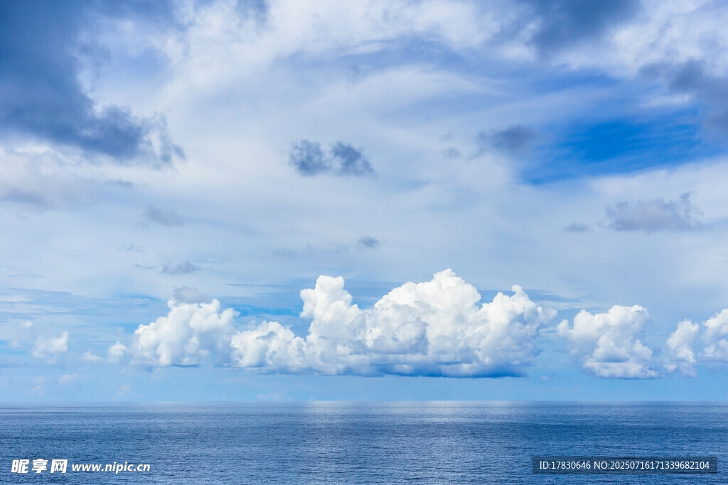 蔚蓝大海上的梦幻云朵