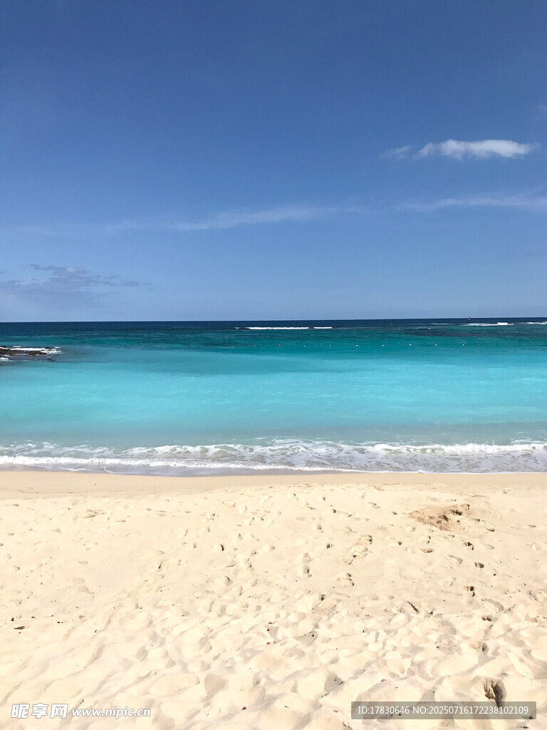 美丽沙滩与湛蓝海水景观