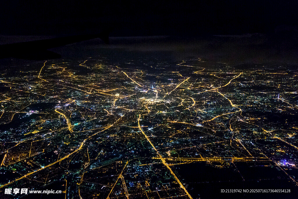 城市璀璨夜景俯瞰图