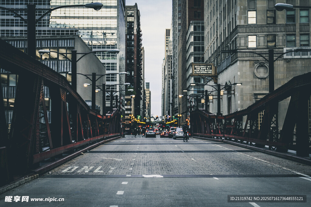 城市桥梁上的繁忙街景