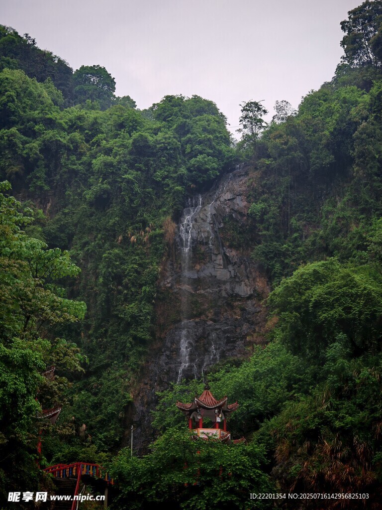 山林间的瀑布景观