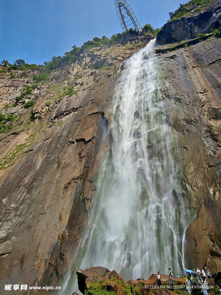 壮观山间瀑布美景