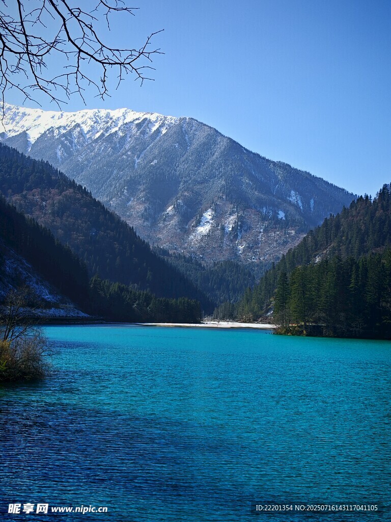 蓝湖雪山美景