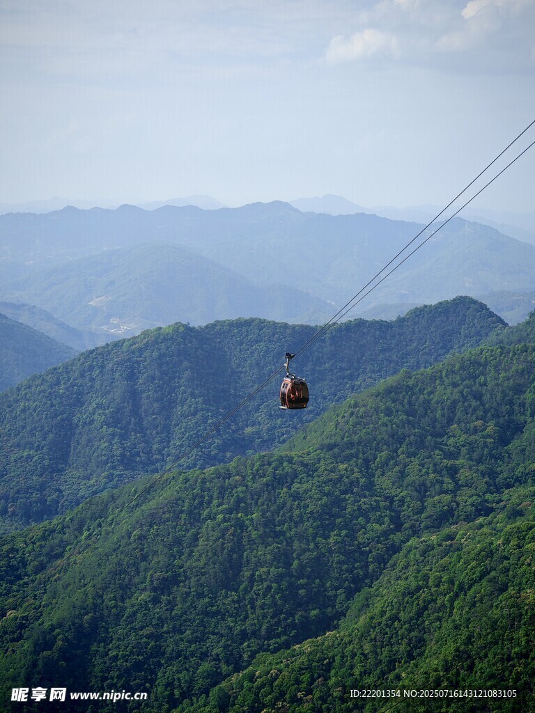 缆车穿梭于青山之间