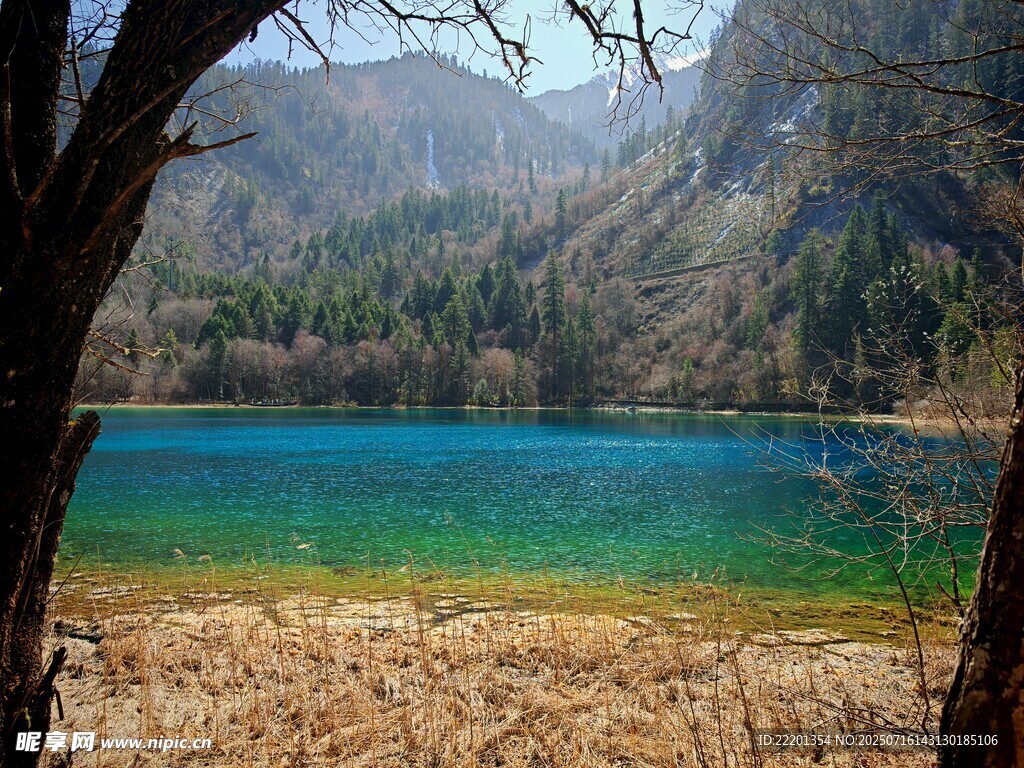 山间幽蓝湖泊美景