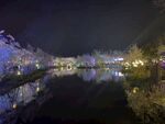 夜晚河畔绚丽灯光倒影