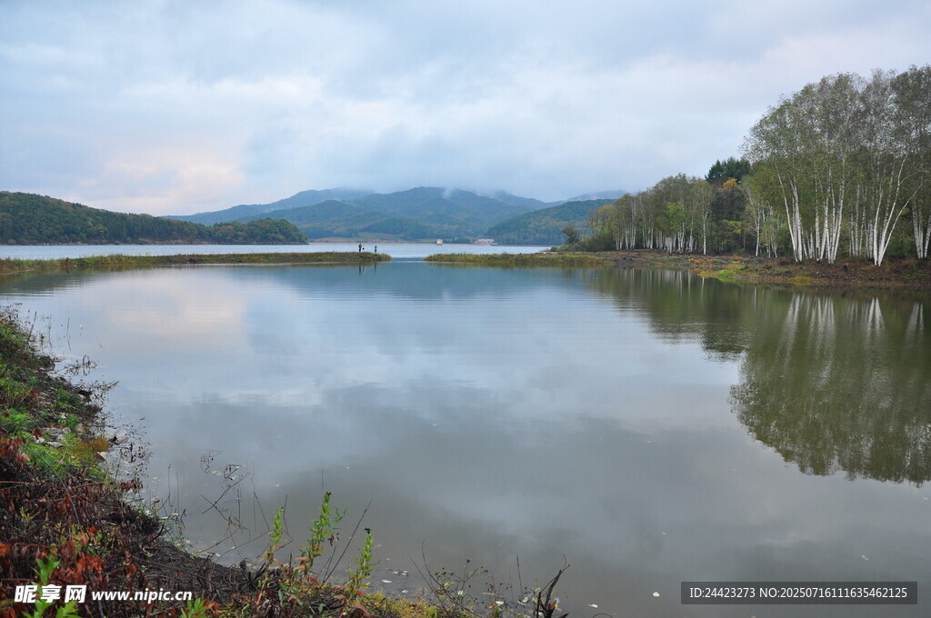 宁静湖畔风光
