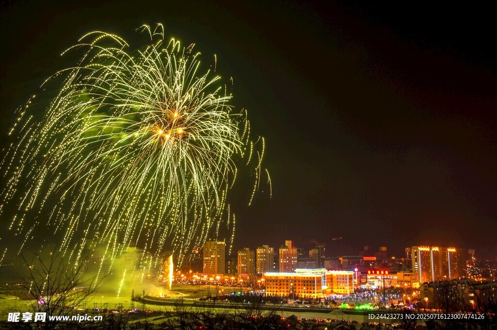 城市夜空绽放绚丽烟花