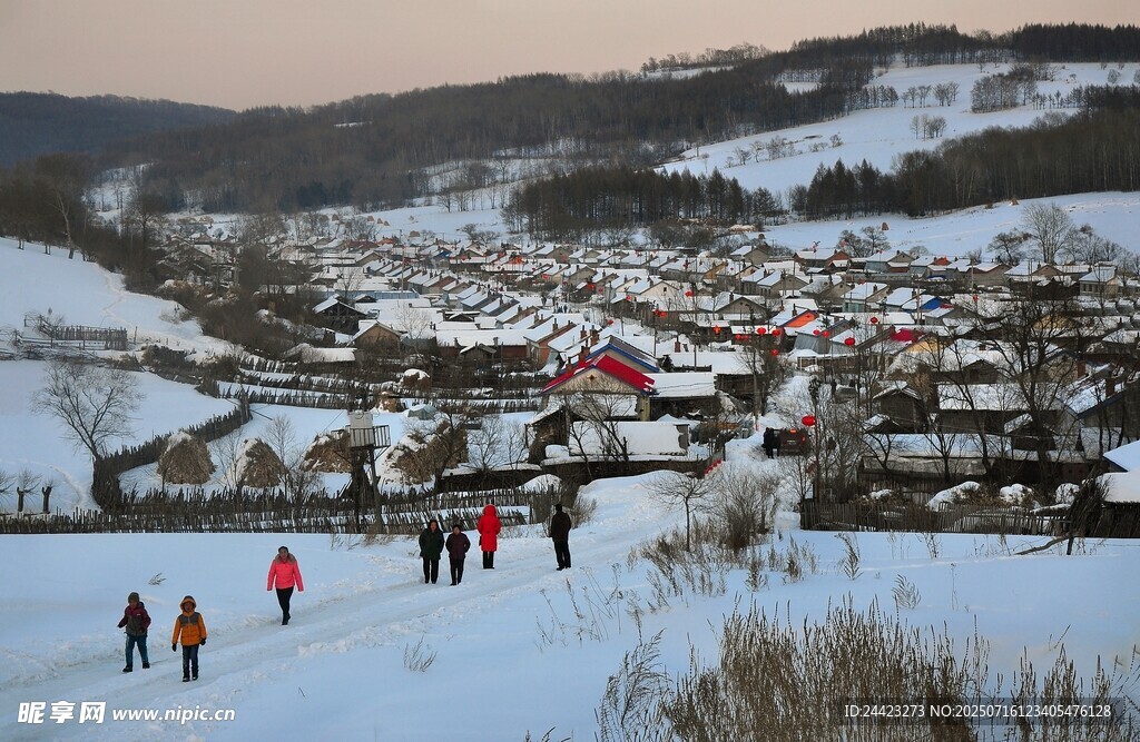 冬日山村雪景中的欢乐人群