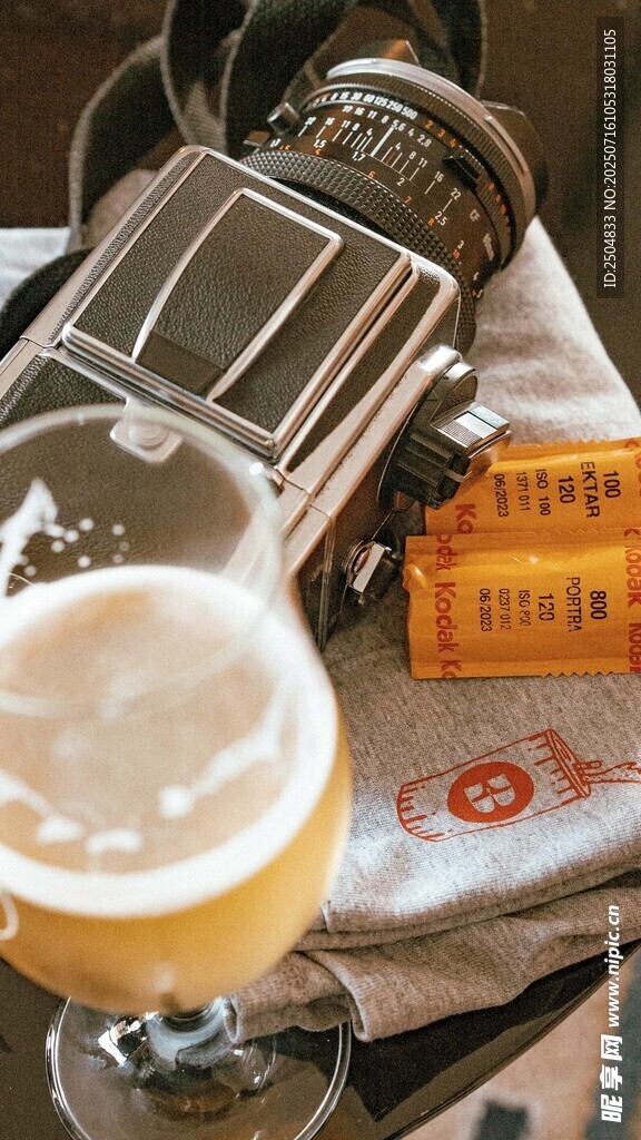复古相机旁的啤酒与胶卷